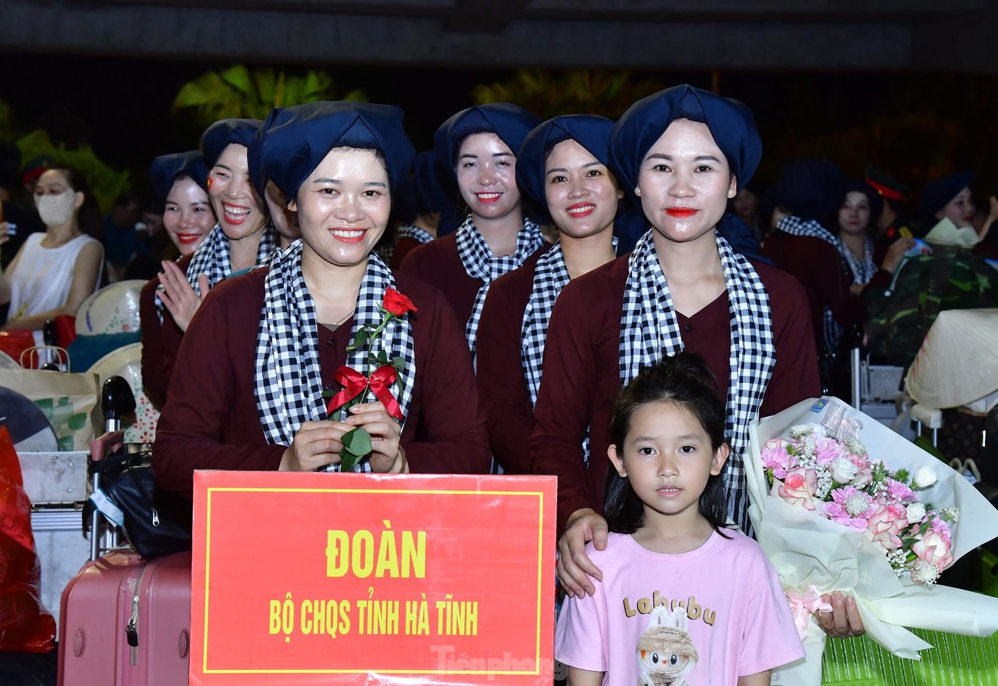 Lực lượng diễu binh, diễu hành trở về trong vòng tay đồng đội và người thân ảnh 13