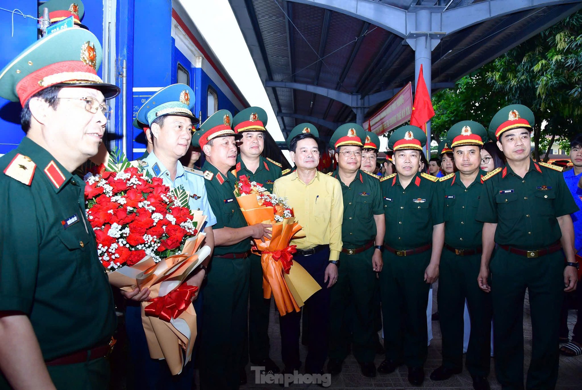 Lực lượng diễu binh, diễu hành trở về trong vòng tay đồng đội và người thân ảnh 4