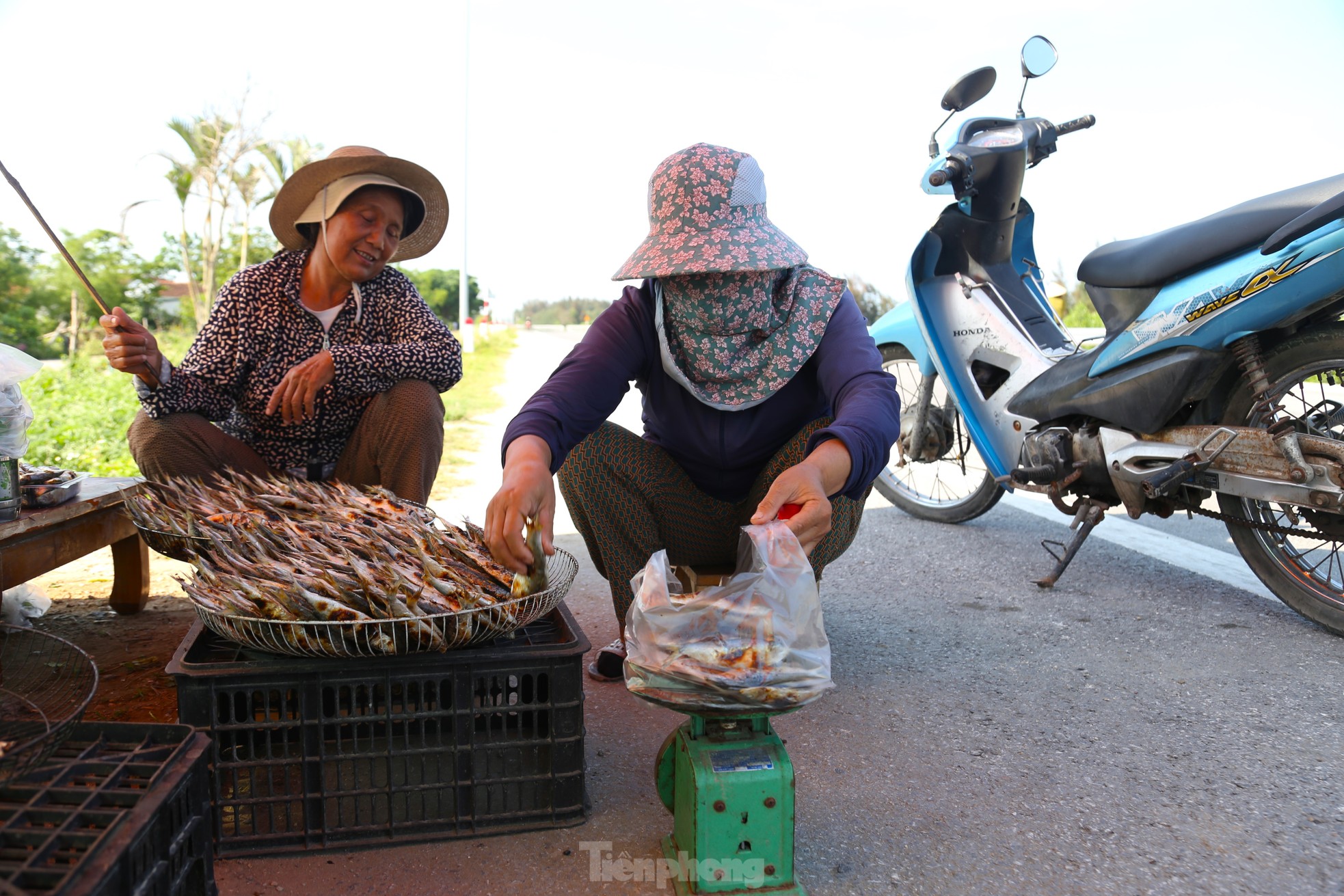Nhóm bếp than dọc đường ven biển, nướng cá giữa trưa nắng nóng ảnh 14
