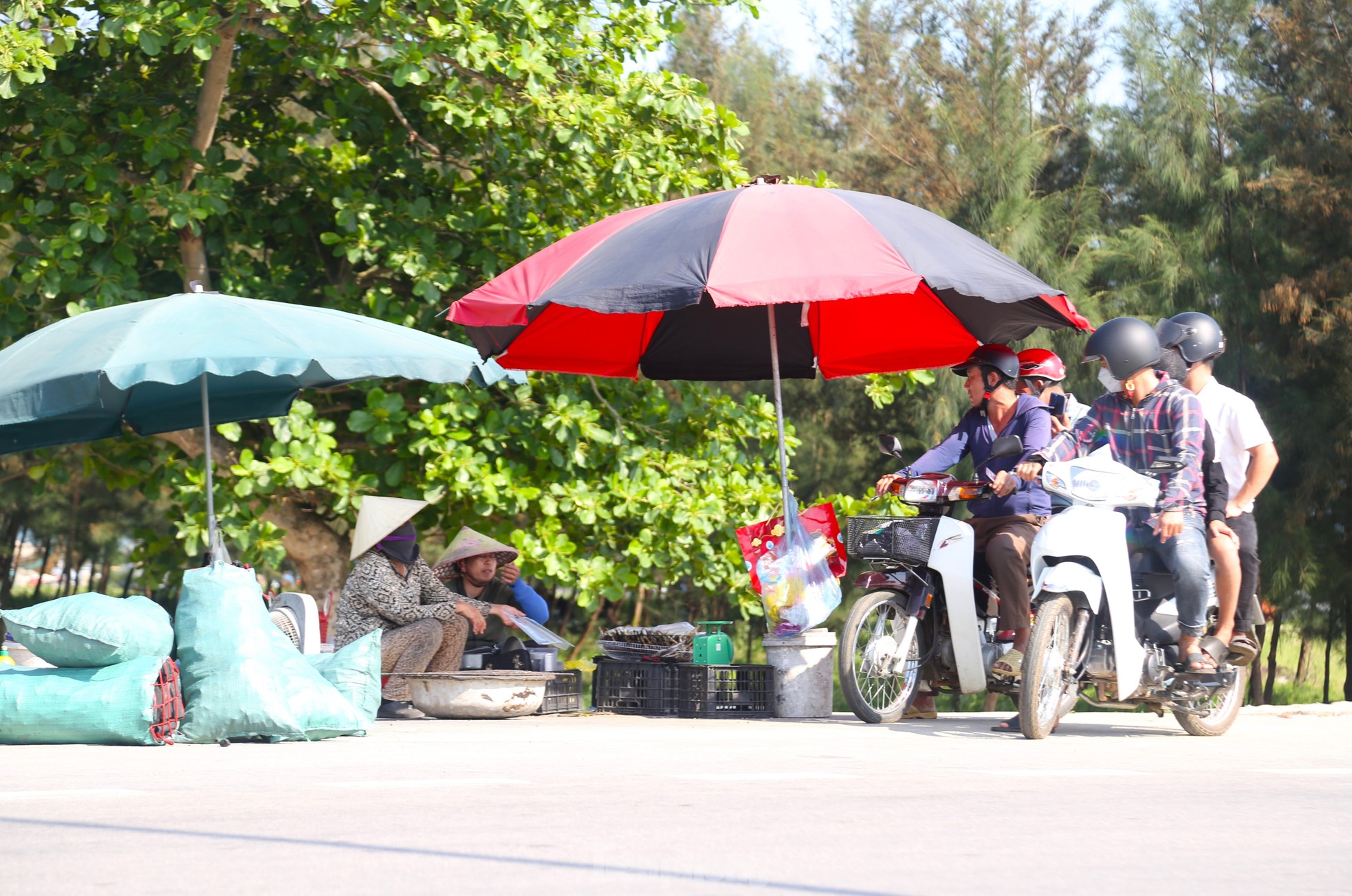 Nhóm bếp than dọc đường ven biển, nướng cá giữa trưa nắng nóng ảnh 15