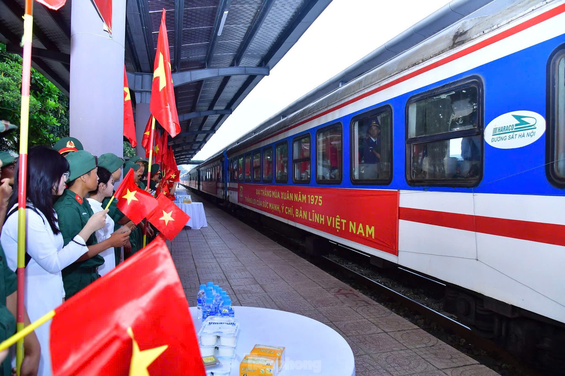 Lực lượng diễu binh, diễu hành trở về trong vòng tay đồng đội và người thân ảnh 3