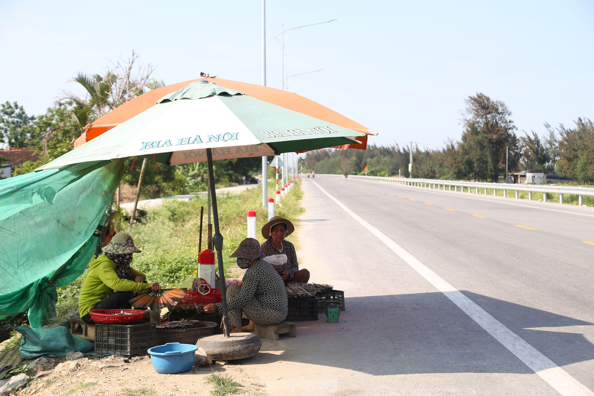 Nhóm bếp than dọc đường ven biển, nướng cá giữa trưa nắng nóng ảnh 4