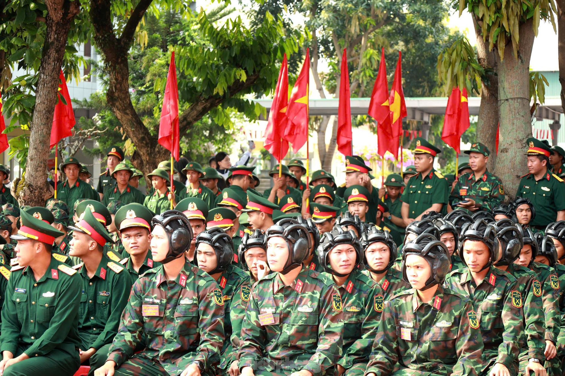 Lực lượng diễu binh, diễu hành trở về trong vòng tay đồng đội và người thân ảnh 7