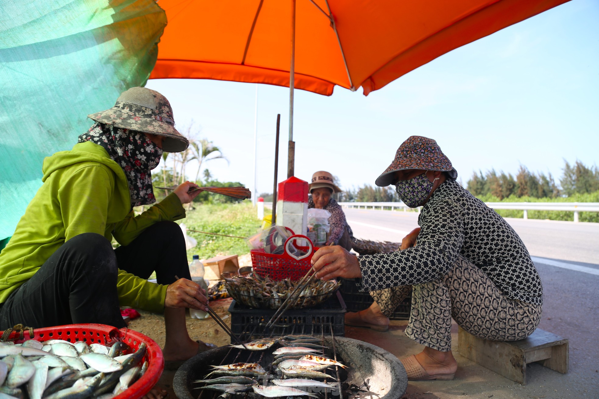 Nhóm bếp than dọc đường ven biển, nướng cá giữa trưa nắng nóng ảnh 7