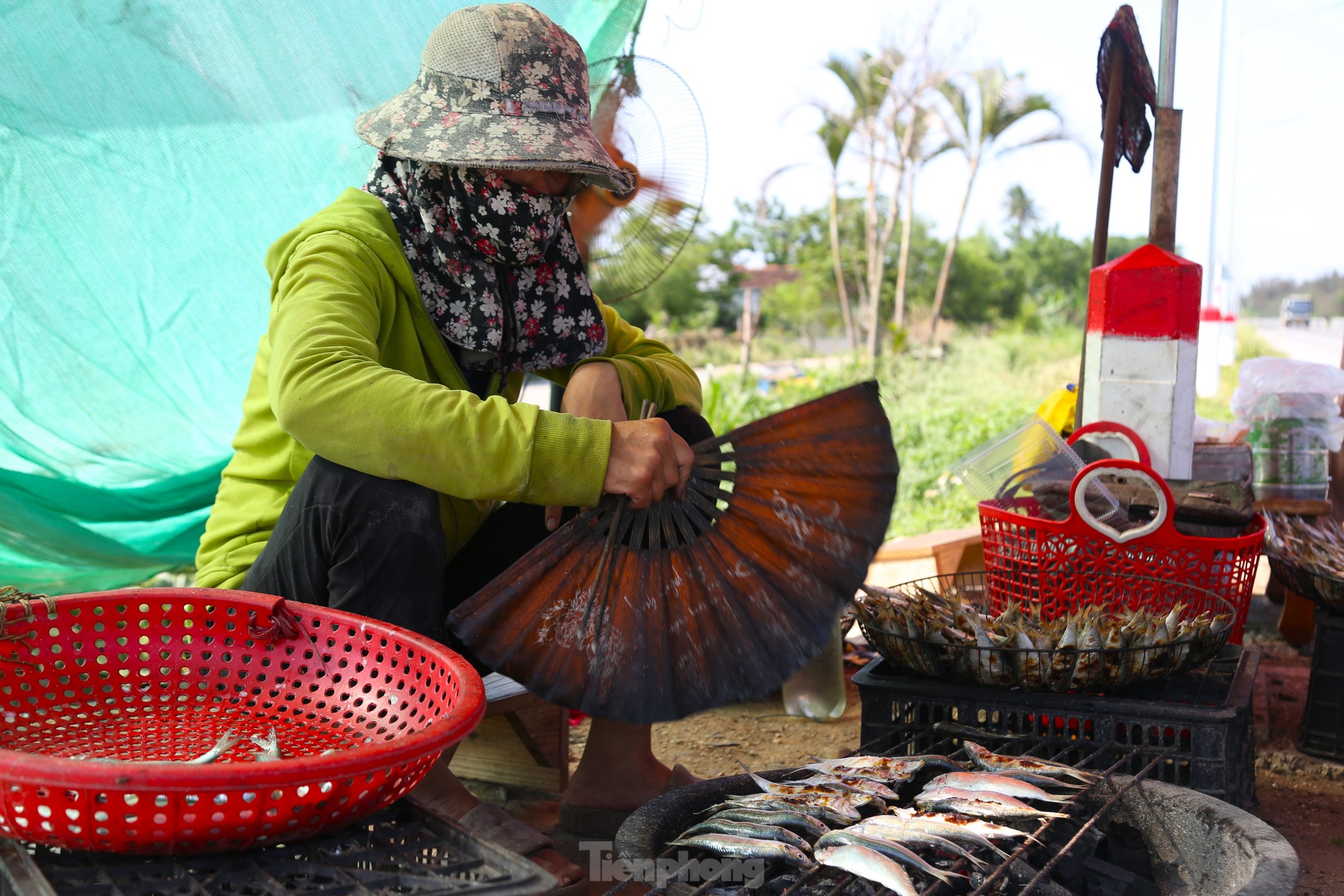 Nhóm bếp than dọc đường ven biển, nướng cá giữa trưa nắng nóng ảnh 6