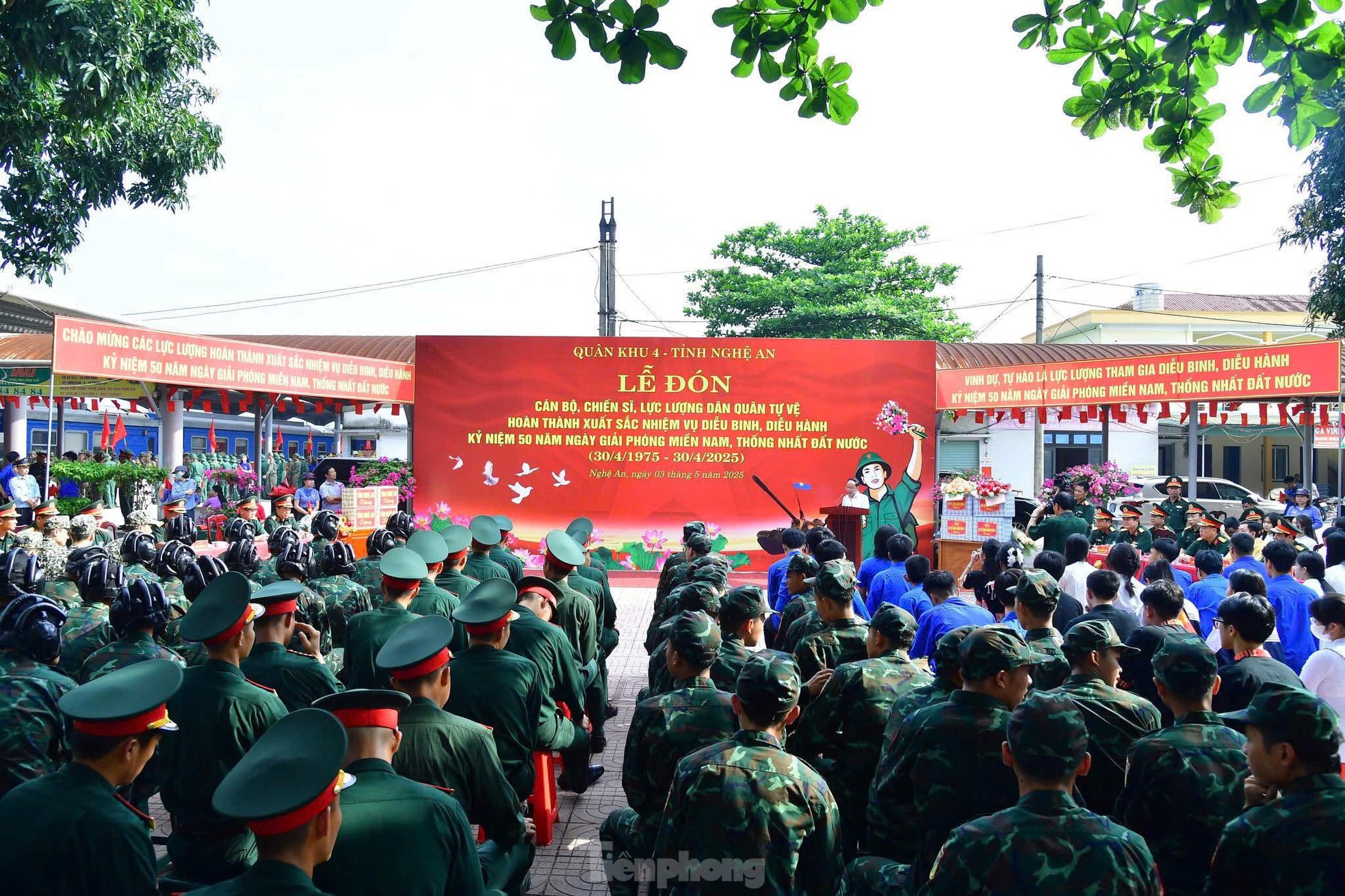 Lực lượng diễu binh, diễu hành trở về trong vòng tay đồng đội và người thân ảnh 1