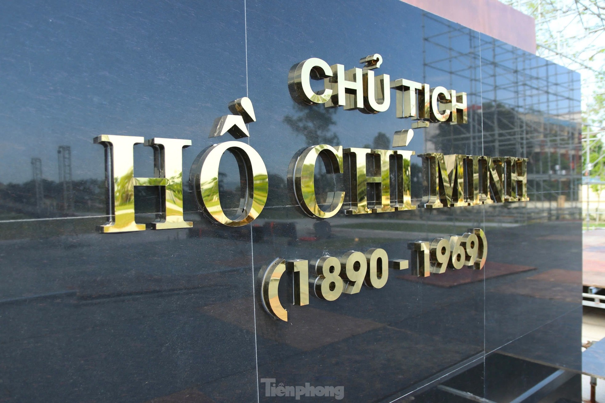 Nhìn gần tượng đài ‘Bác Hồ về thăm quê’ ở Làng Sen ảnh 7