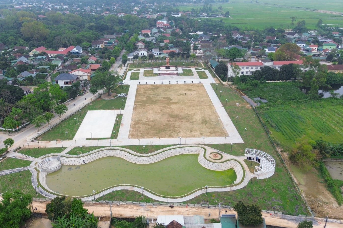 Nhìn gần tượng đài ‘Bác Hồ về thăm quê’ ở Làng Sen ảnh 1