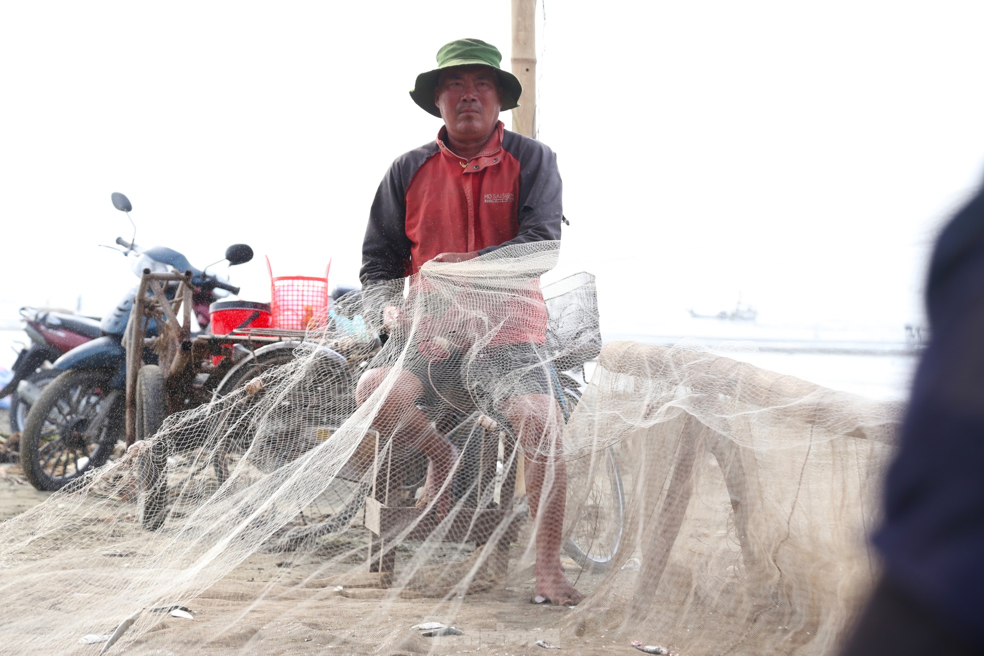 Mỏi tay gỡ cá tươi mỗi sáng, ngư dân Nghệ An thu nhập tiền triệu ảnh 8