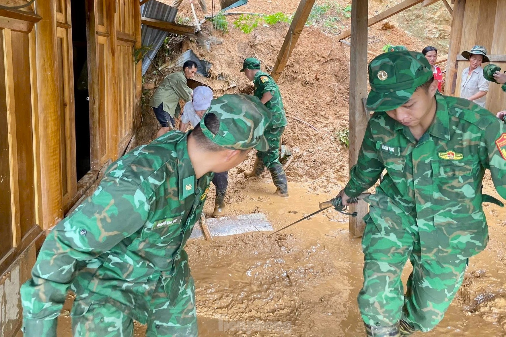 Bộ đội, công an giúp dân khắc phục hậu quả lũ quét ảnh 9