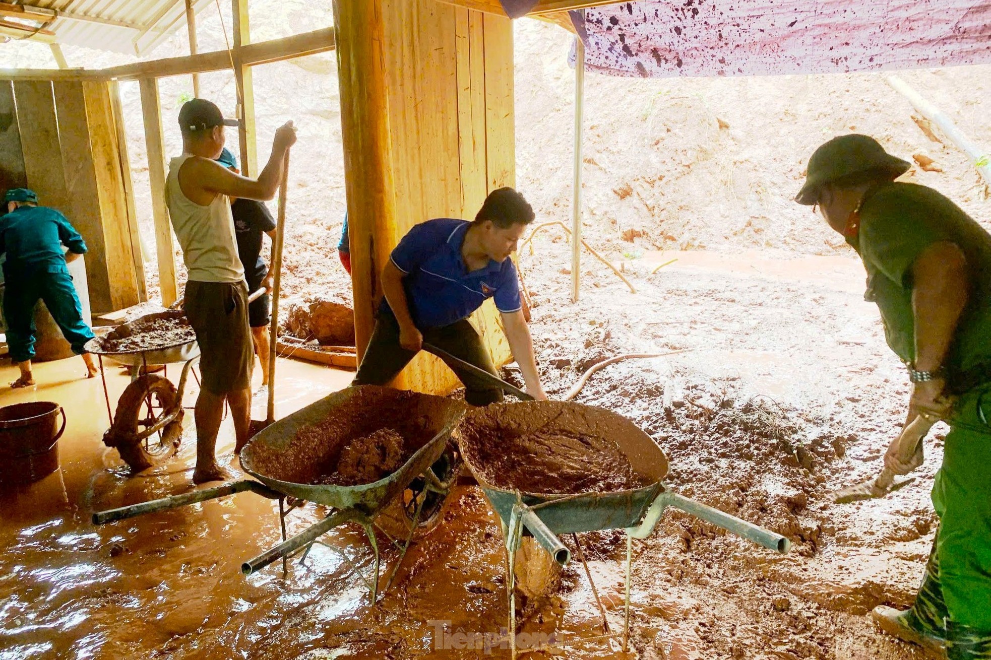 Bộ đội, công an giúp dân khắc phục hậu quả lũ quét ảnh 12