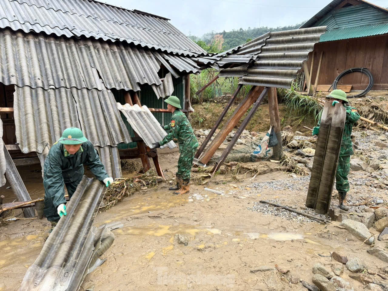 Bộ đội, công an giúp dân khắc phục hậu quả lũ quét ảnh 13