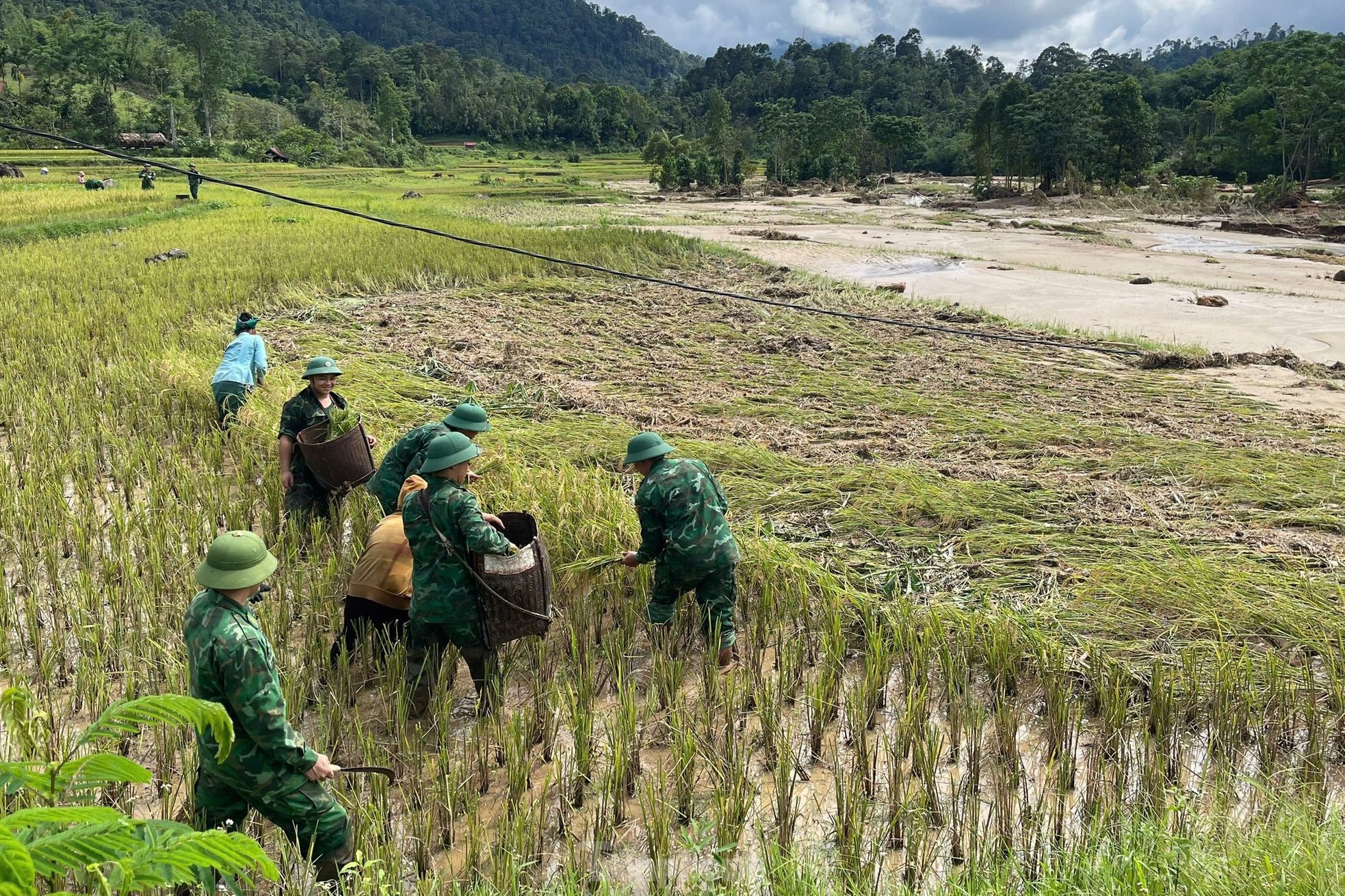 Bộ đội, công an giúp dân khắc phục hậu quả lũ quét ảnh 16