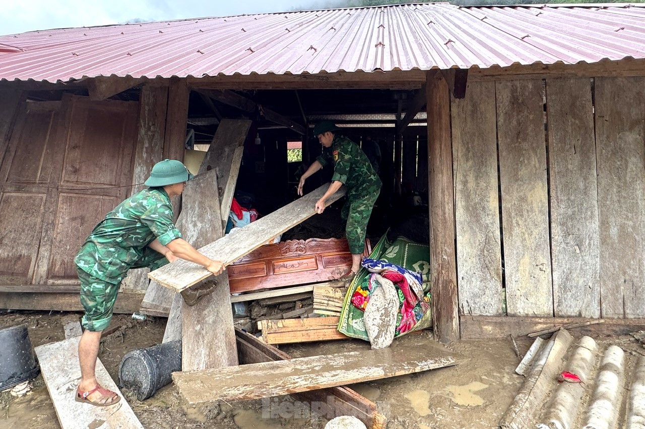 Bộ đội, công an giúp dân khắc phục hậu quả lũ quét ảnh 4