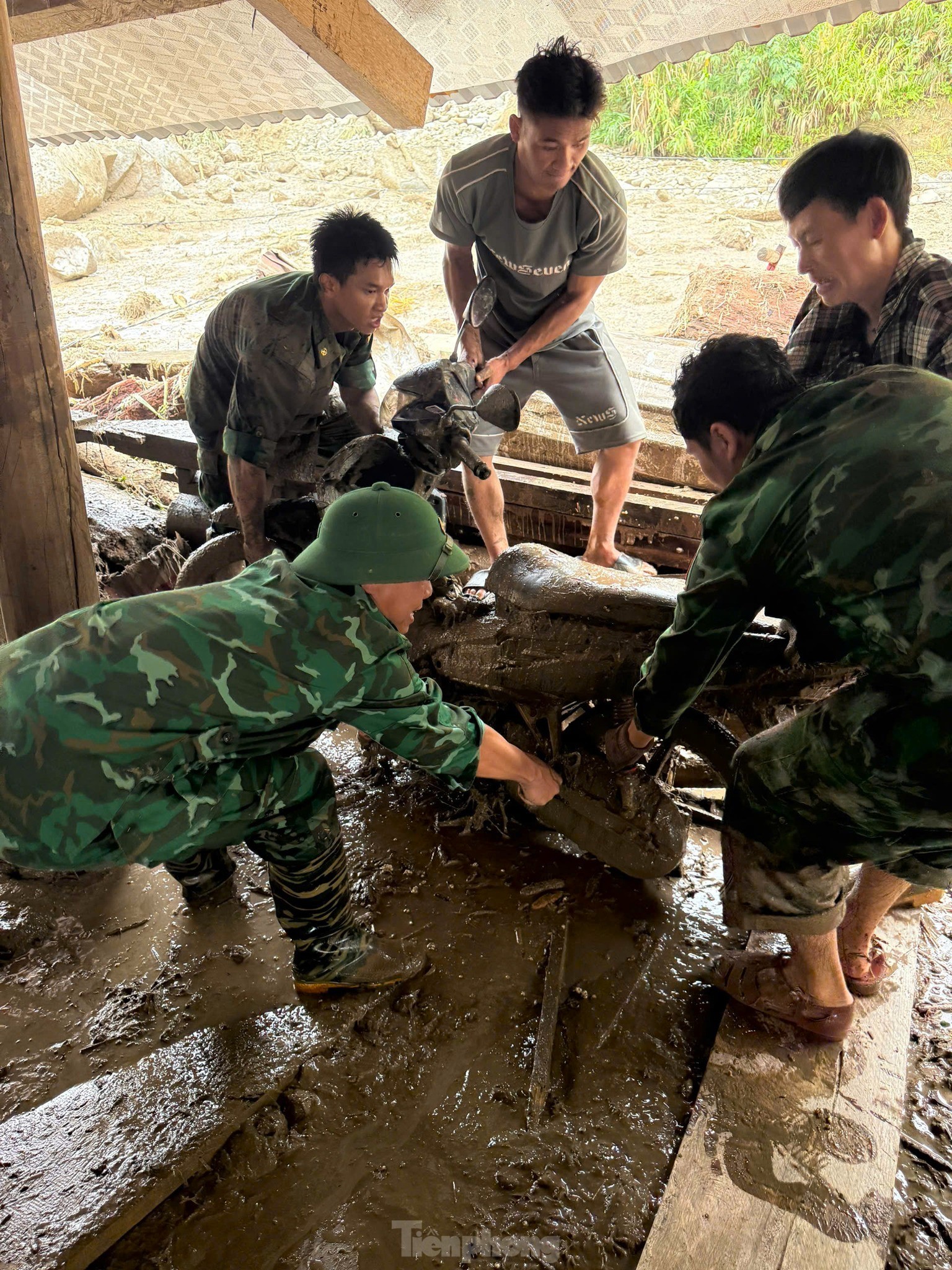 Bộ đội, công an giúp dân khắc phục hậu quả lũ quét ảnh 6