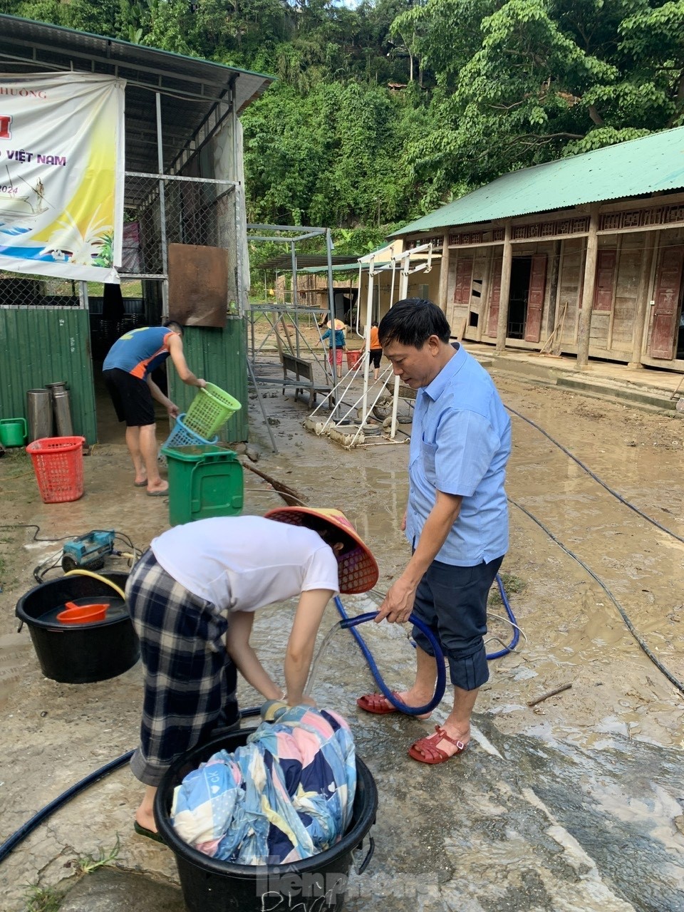 Thầy, cô nơi ‘ốc đảo’ tất bật dọn dẹp trường lớp sau lũ ảnh 8