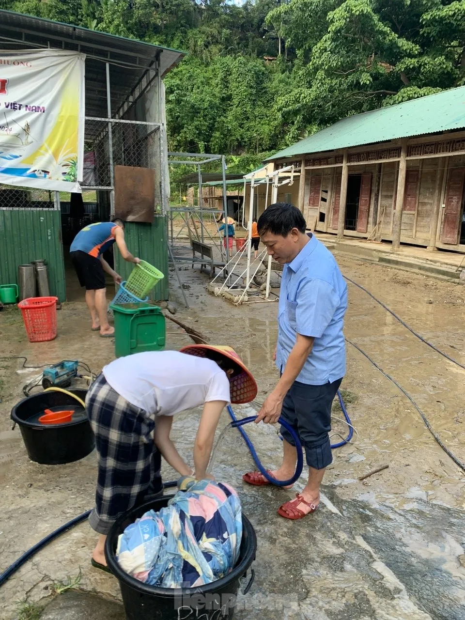 Thầy, cô nơi ‘ốc đảo’ tất bật dọn dẹp trường lớp sau lũ ảnh 8