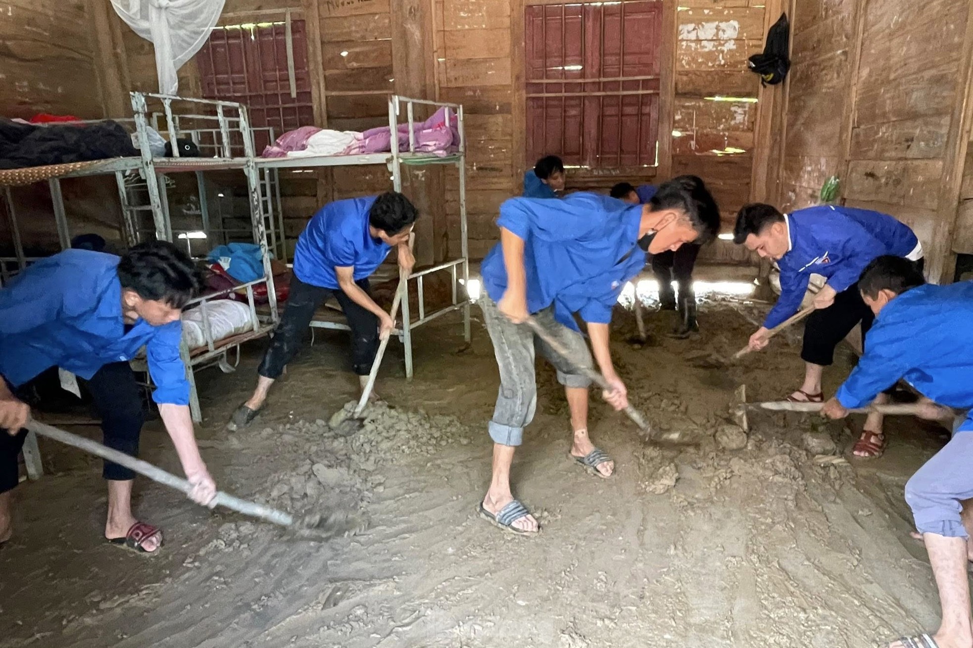 Thầy, cô nơi ‘ốc đảo’ tất bật dọn dẹp trường lớp sau lũ ảnh 6