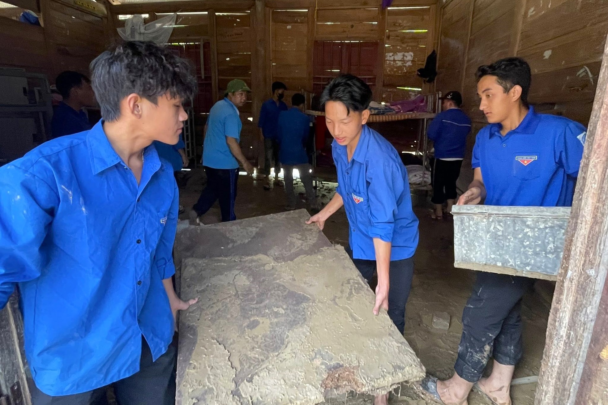 Thầy, cô nơi ‘ốc đảo’ tất bật dọn dẹp trường lớp sau lũ ảnh 10
