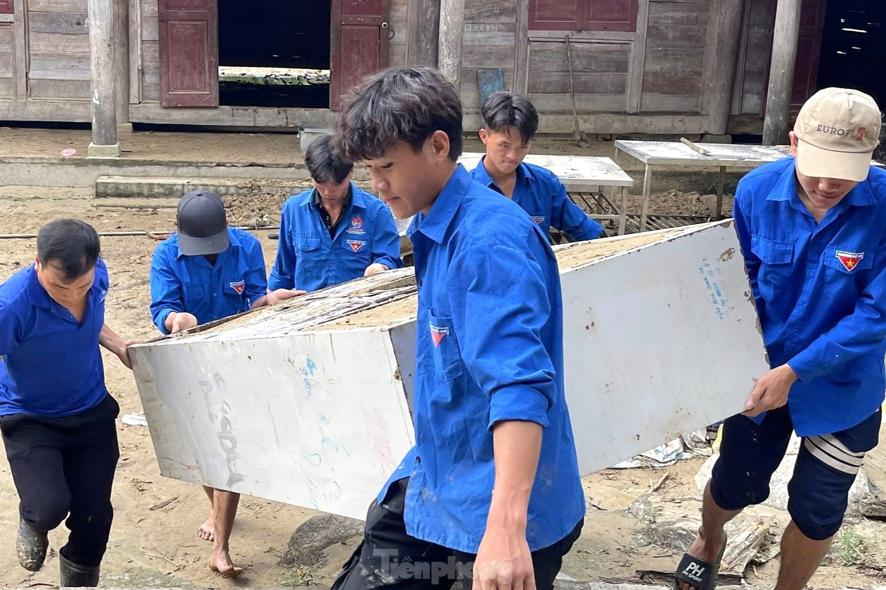 Thầy, cô nơi ‘ốc đảo’ tất bật dọn dẹp trường lớp sau lũ ảnh 13