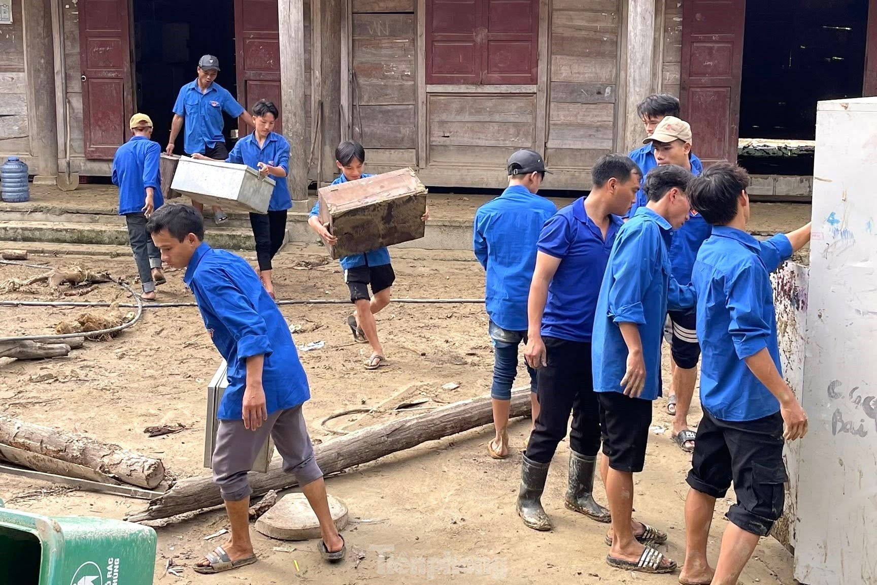 Thầy, cô nơi ‘ốc đảo’ tất bật dọn dẹp trường lớp sau lũ ảnh 11