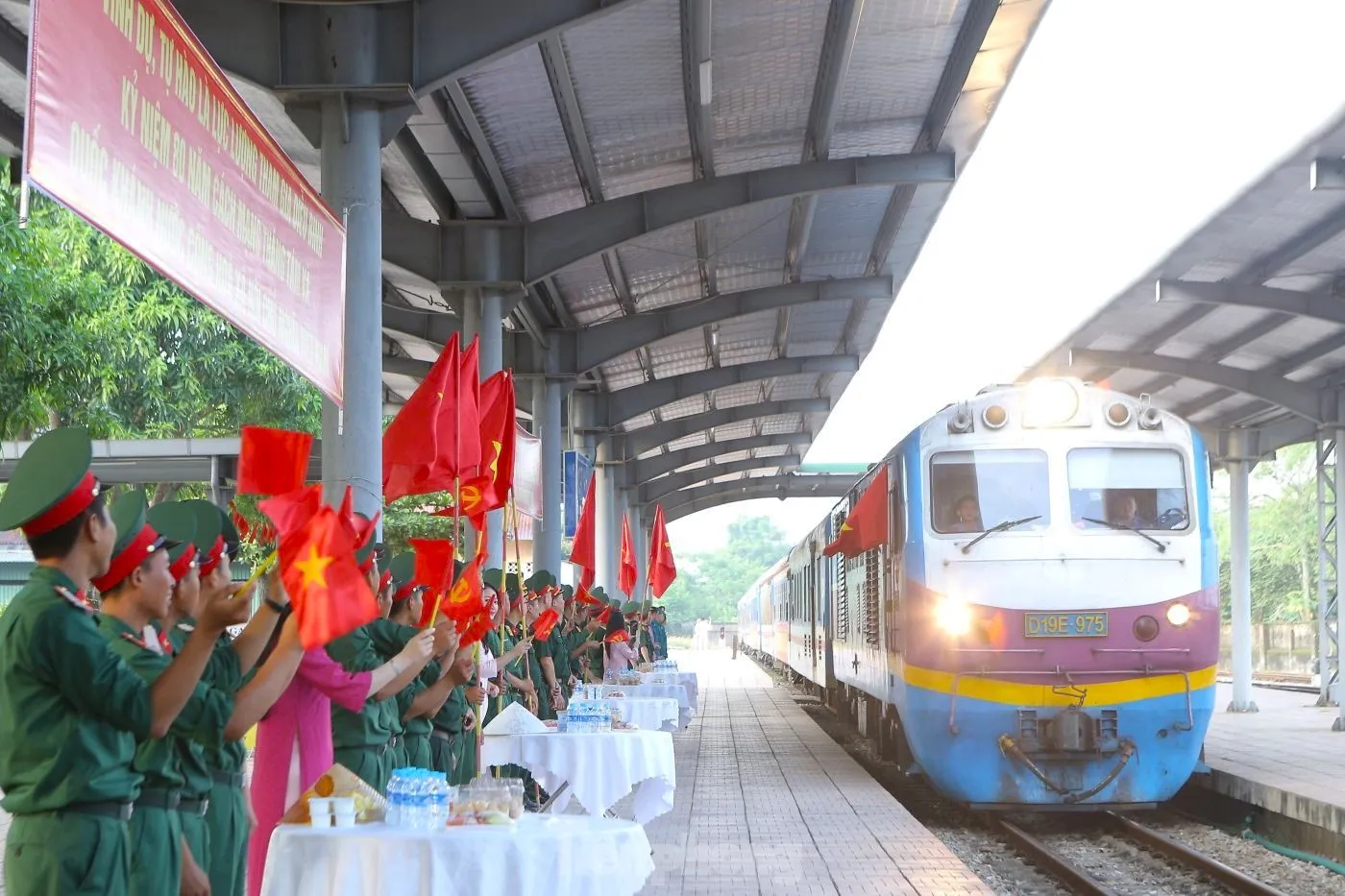 Quân khu 4, tỉnh Nghệ An đón, tặng quà lực lượng Quân khu 7 tham gia diễu binh kỷ niệm 80 năm Quốc khánh ảnh 1