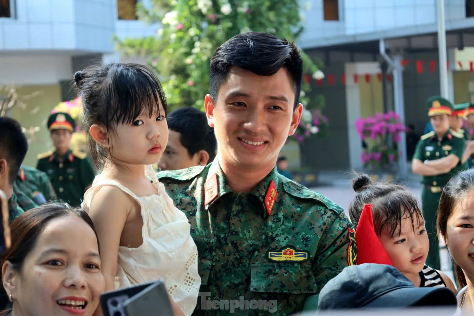 Quân khu 4, tỉnh Nghệ An đón, tặng quà lực lượng Quân khu 7 tham gia diễu binh kỷ niệm 80 năm Quốc khánh ảnh 3
