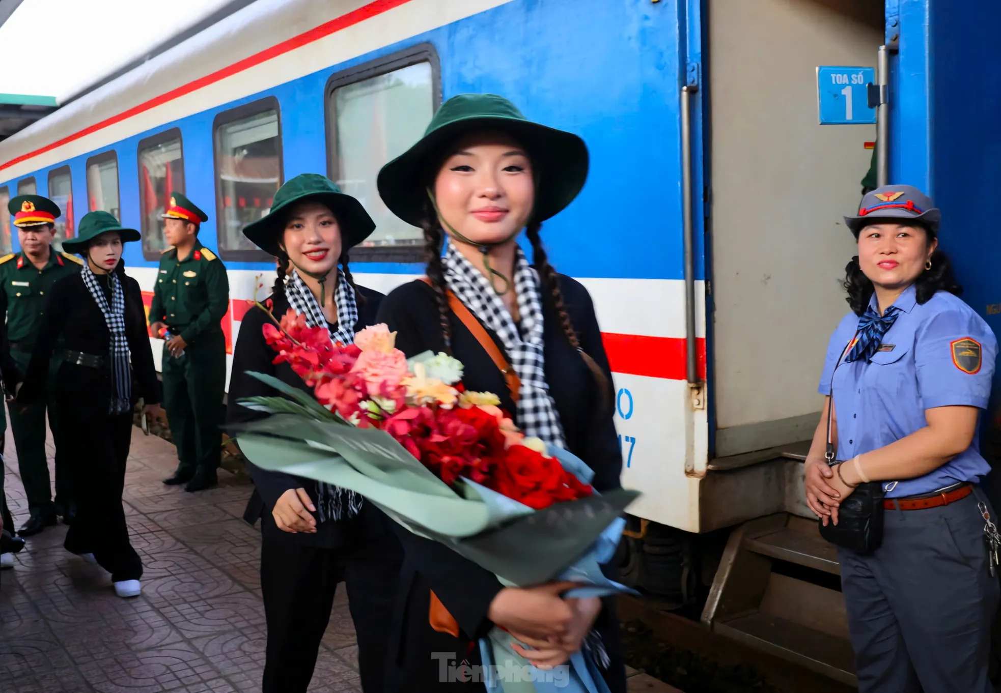 Quân khu 4, tỉnh Nghệ An đón, tặng quà lực lượng Quân khu 7 tham gia diễu binh kỷ niệm 80 năm Quốc khánh ảnh 5