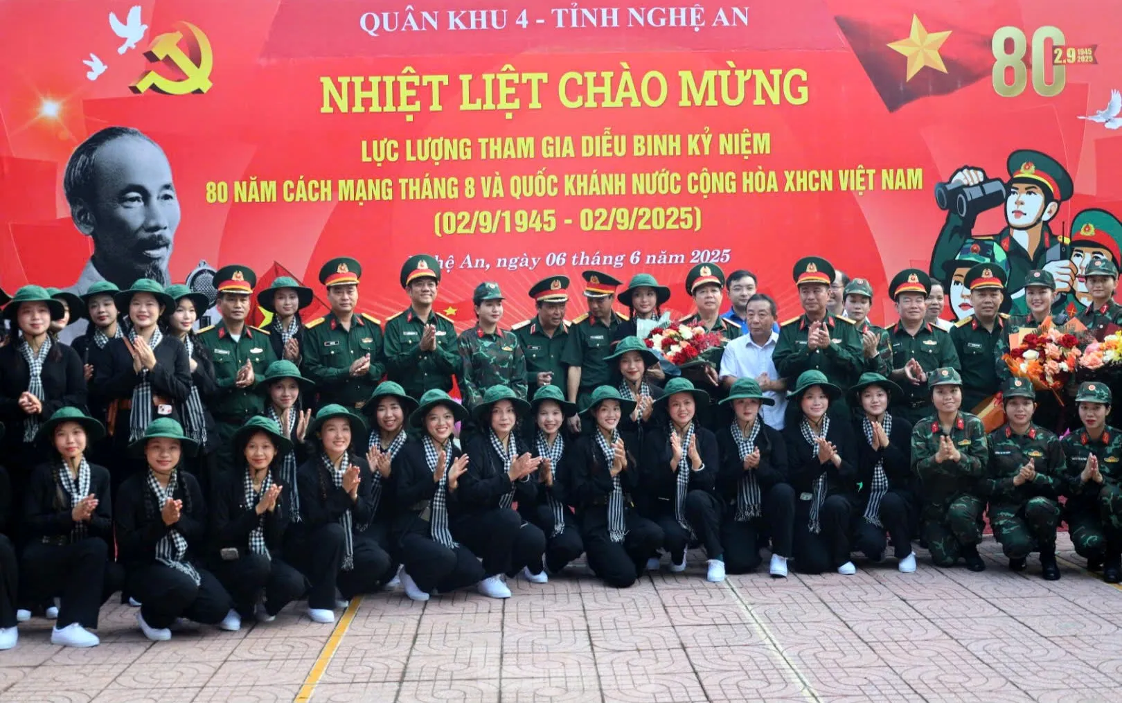 Quân khu 4, tỉnh Nghệ An đón, tặng quà lực lượng Quân khu 7 tham gia diễu binh kỷ niệm 80 năm Quốc khánh ảnh 12