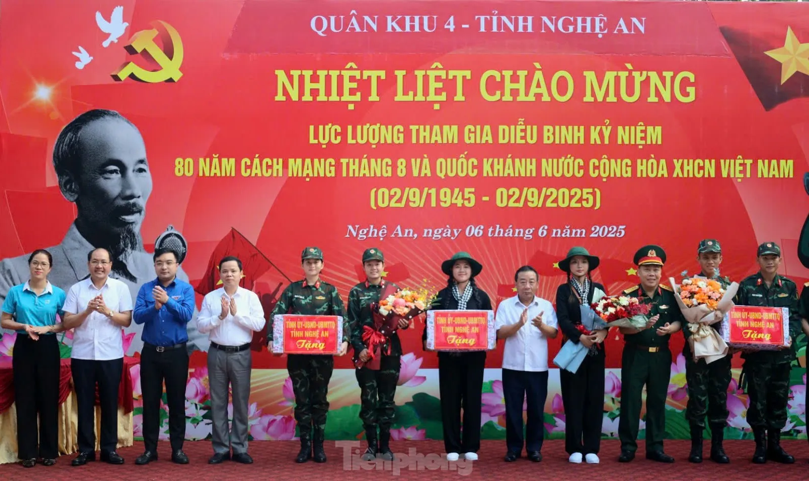 Quân khu 4, tỉnh Nghệ An đón, tặng quà lực lượng Quân khu 7 tham gia diễu binh kỷ niệm 80 năm Quốc khánh ảnh 10