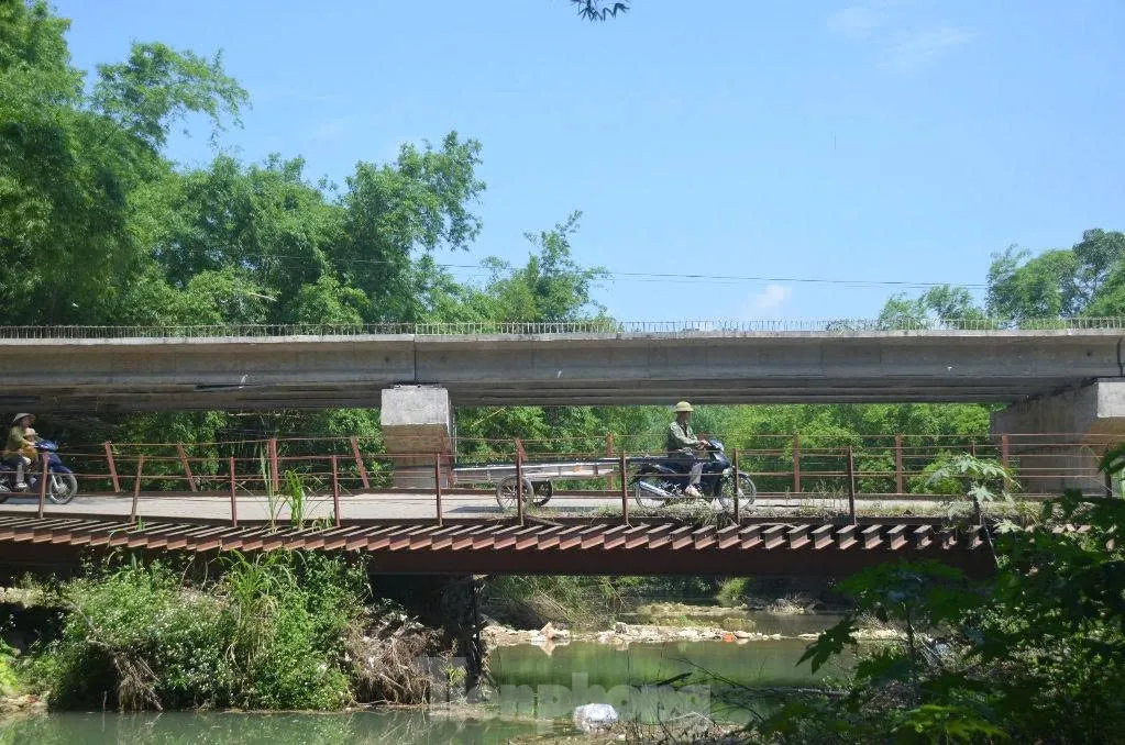 Bất an khi đi qua cầu tạm bị nghiêng, rung lắc mạnh ảnh 10