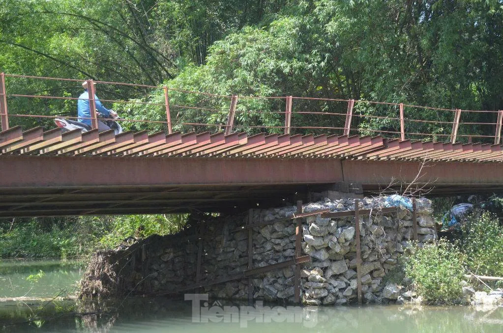 Bất an khi đi qua cầu tạm bị nghiêng, rung lắc mạnh ảnh 4