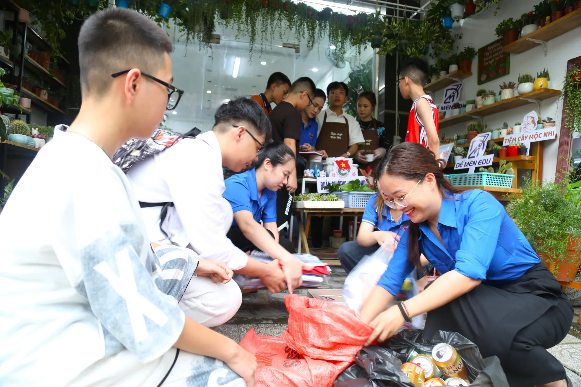 Đổi phế liệu lấy cây, lan tỏa sống xanh ảnh 12
