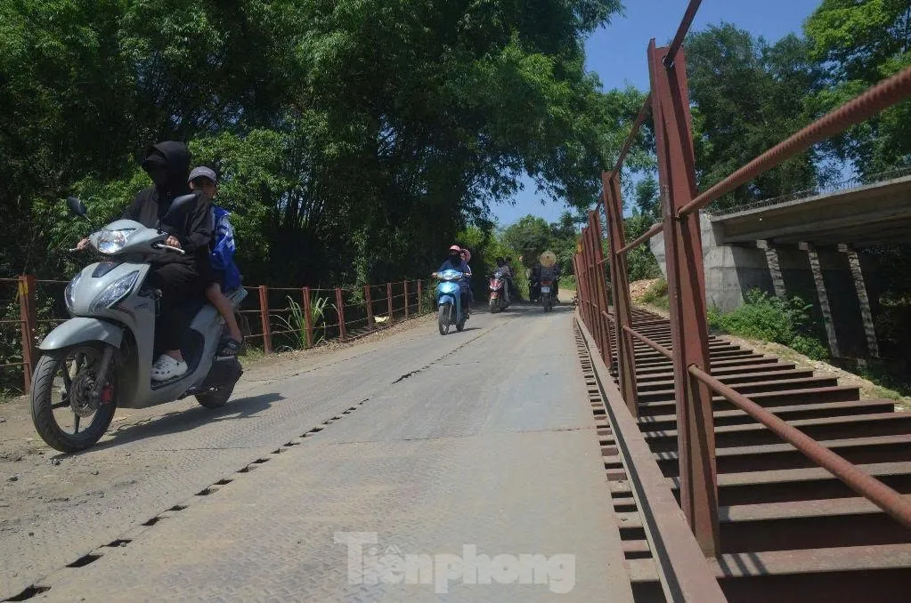 Bất an khi đi qua cầu tạm bị nghiêng, rung lắc mạnh ảnh 5