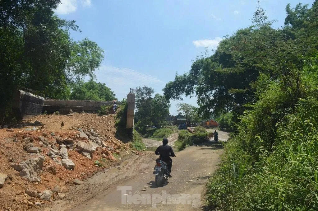 Bất an khi đi qua cầu tạm bị nghiêng, rung lắc mạnh ảnh 9