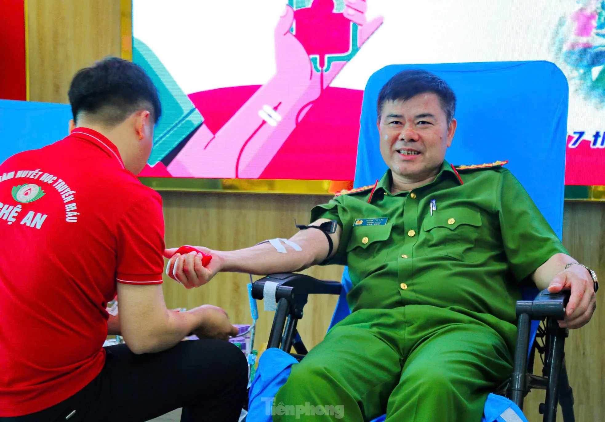 Bệnh viện ‘cạn’ máu, hơn 100 cán bộ, chiến sĩ Công an Nghệ An trao giọt máu nghĩa tình ảnh 8