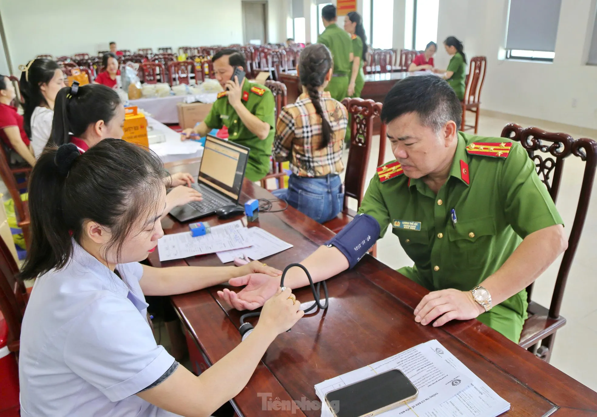 Bệnh viện ‘cạn’ máu, hơn 100 cán bộ, chiến sĩ Công an Nghệ An trao giọt máu nghĩa tình ảnh 3
