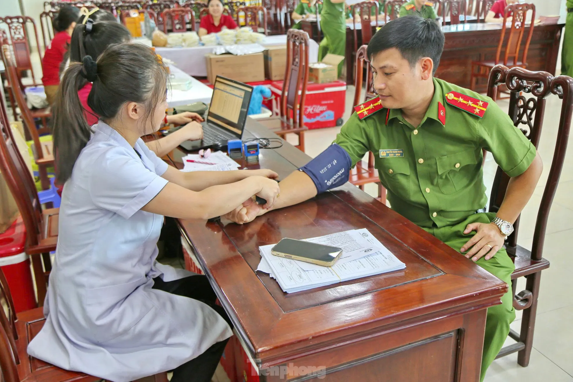 Bệnh viện ‘cạn’ máu, hơn 100 cán bộ, chiến sĩ Công an Nghệ An trao giọt máu nghĩa tình ảnh 4