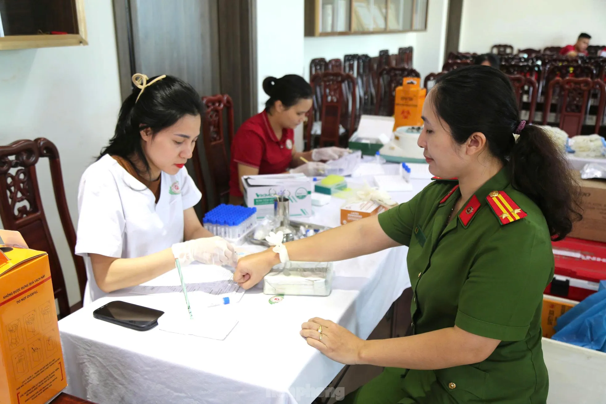 Bệnh viện ‘cạn’ máu, hơn 100 cán bộ, chiến sĩ Công an Nghệ An trao giọt máu nghĩa tình ảnh 5