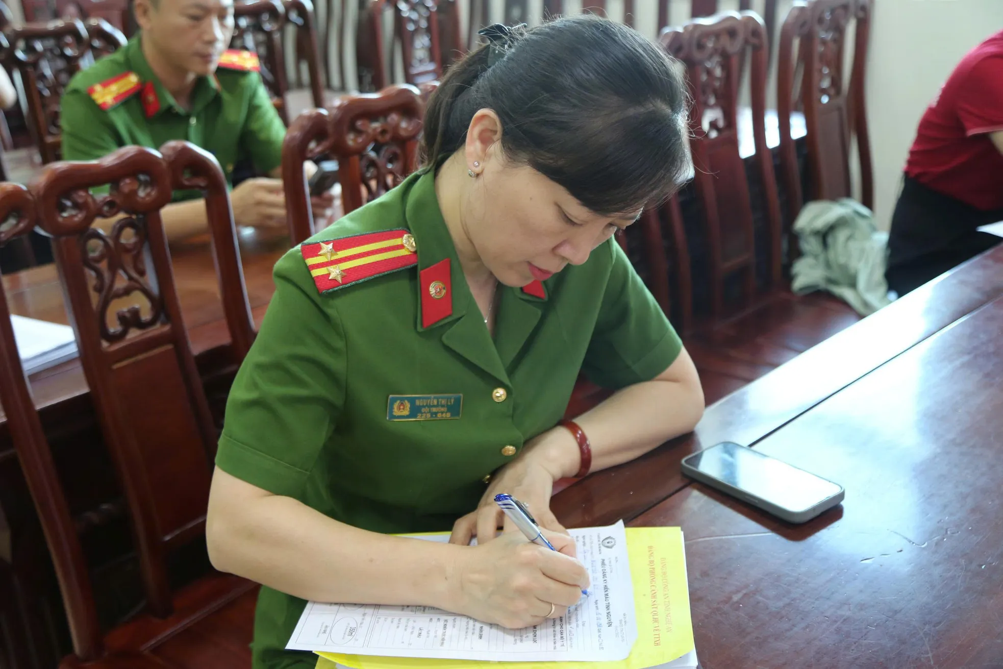 Bệnh viện ‘cạn’ máu, hơn 100 cán bộ, chiến sĩ Công an Nghệ An trao giọt máu nghĩa tình ảnh 2