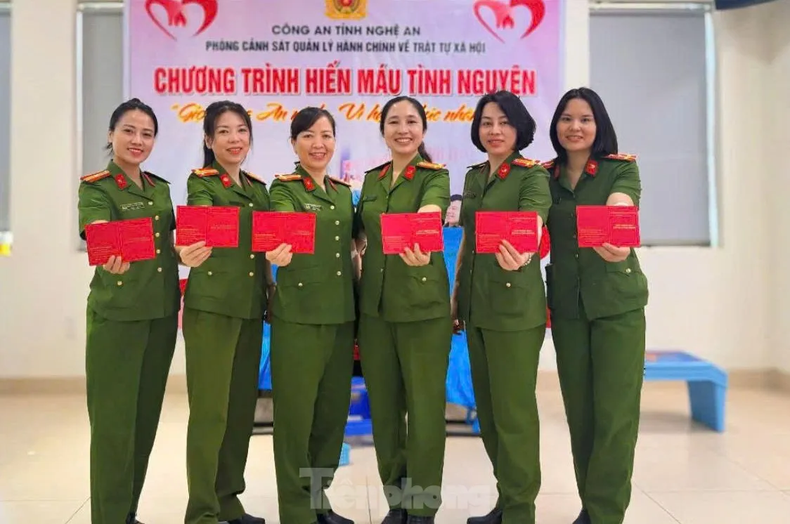 Bệnh viện ‘cạn’ máu, hơn 100 cán bộ, chiến sĩ Công an Nghệ An trao giọt máu nghĩa tình ảnh 11