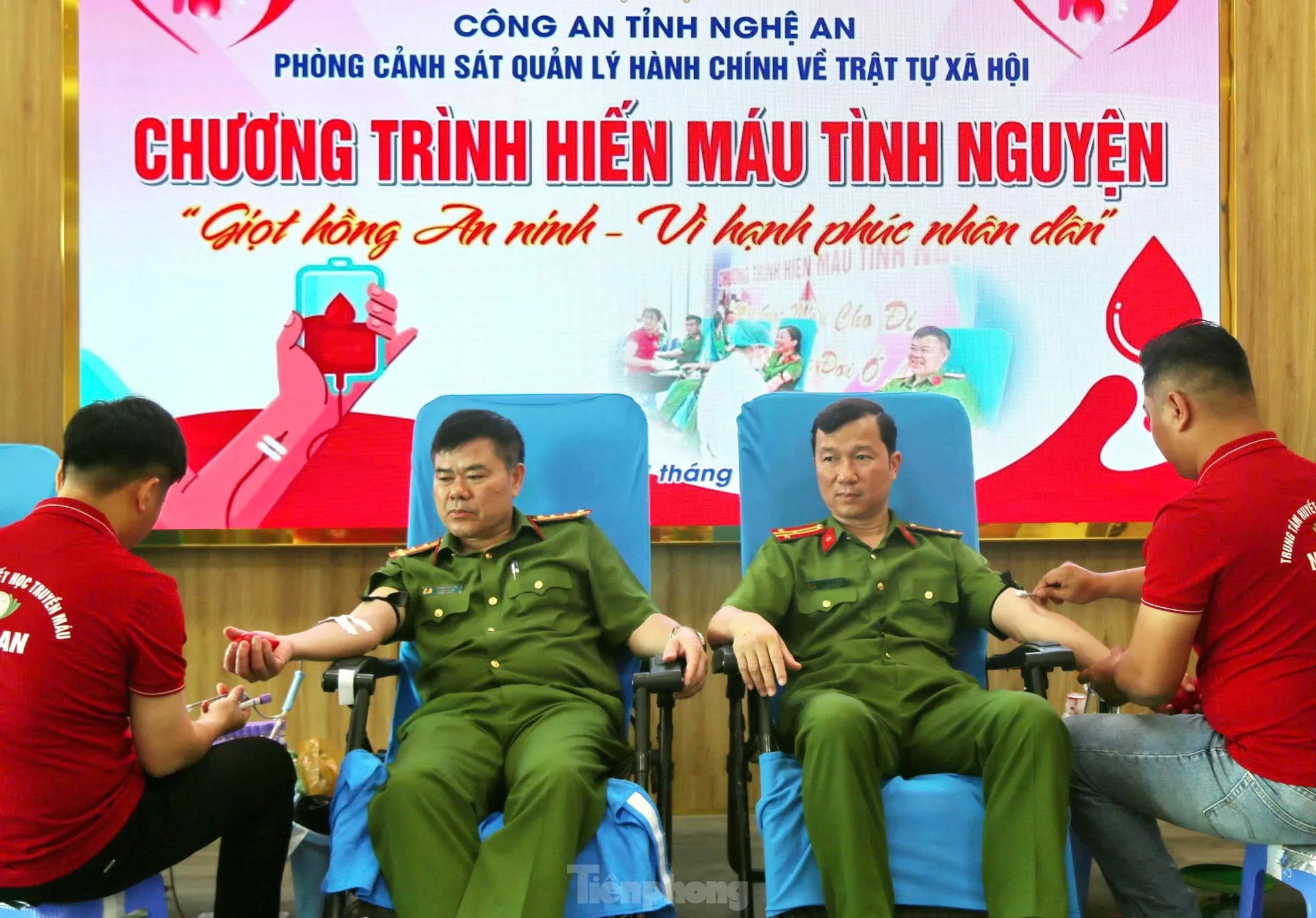 Bệnh viện ‘cạn’ máu, hơn 100 cán bộ, chiến sĩ Công an Nghệ An trao giọt máu nghĩa tình ảnh 1