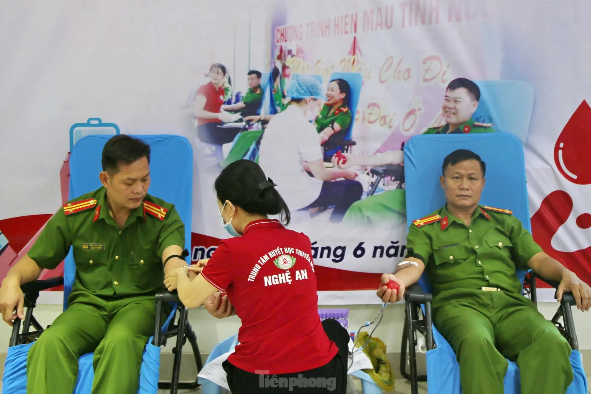 Bệnh viện ‘cạn’ máu, hơn 100 cán bộ, chiến sĩ Công an Nghệ An trao giọt máu nghĩa tình ảnh 6