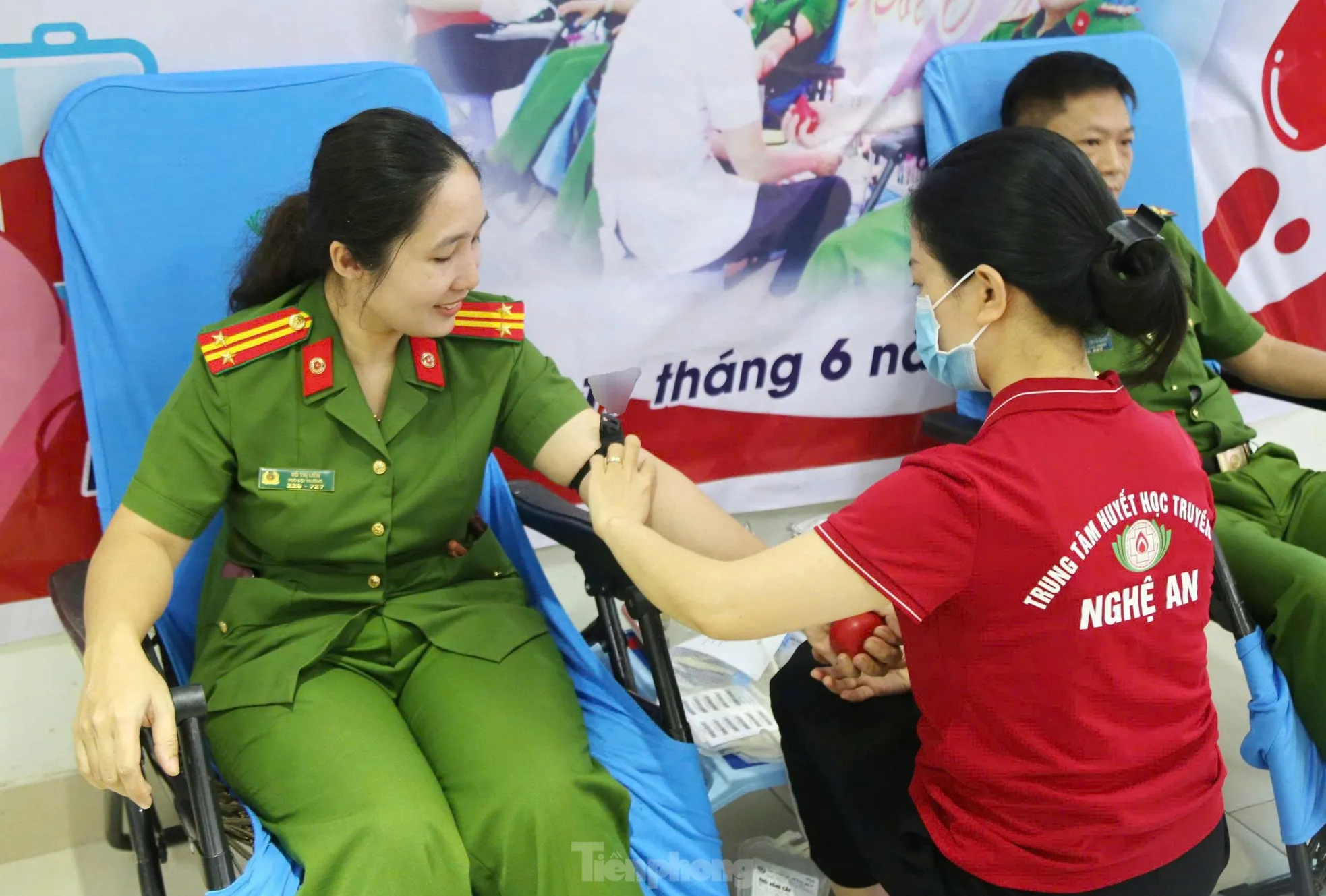 Bệnh viện ‘cạn’ máu, hơn 100 cán bộ, chiến sĩ Công an Nghệ An trao giọt máu nghĩa tình ảnh 9