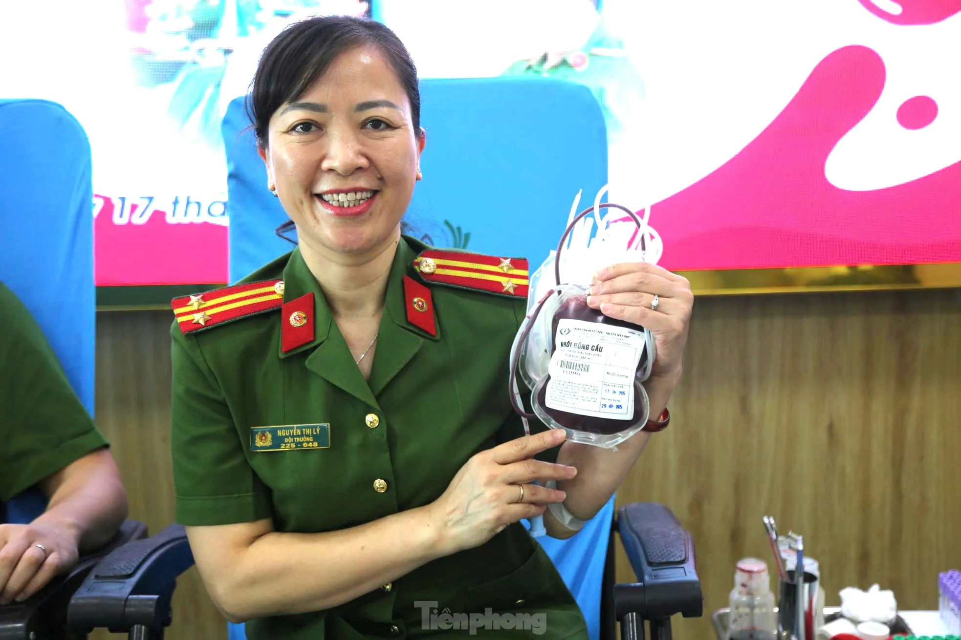 Bệnh viện ‘cạn’ máu, hơn 100 cán bộ, chiến sĩ Công an Nghệ An trao giọt máu nghĩa tình ảnh 7