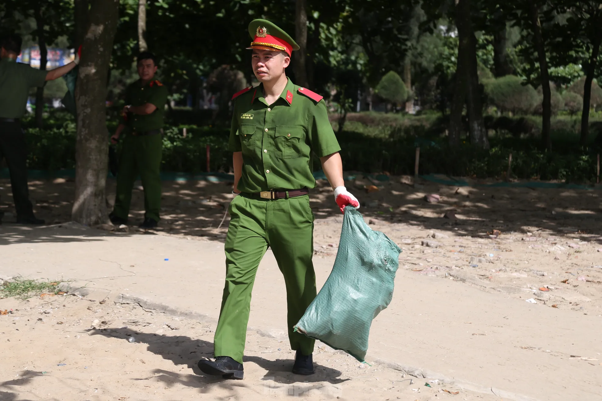Hàng trăm cán bộ, chiến sĩ chung tay làm sạch bãi biển Cửa Lò ảnh 9