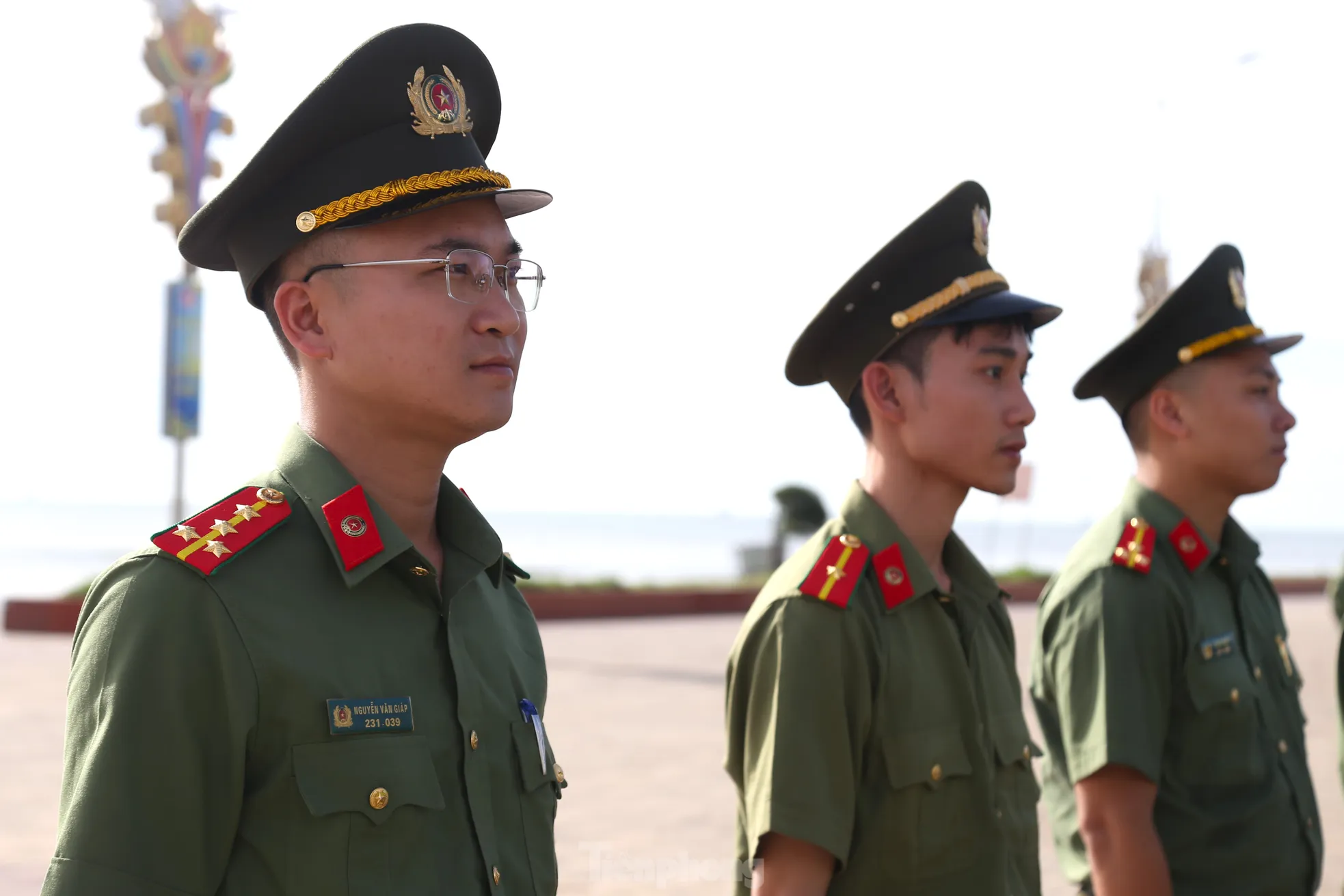 Hàng trăm cán bộ, chiến sĩ chung tay làm sạch bãi biển Cửa Lò ảnh 2