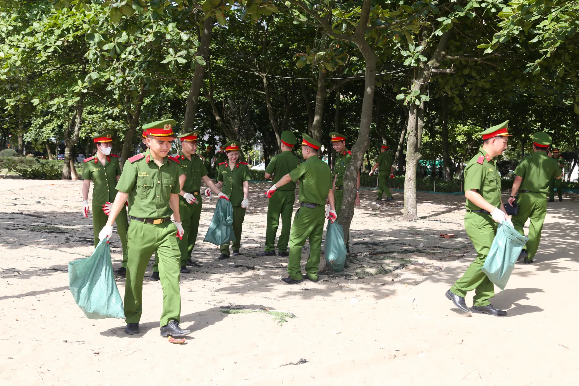 Hàng trăm cán bộ, chiến sĩ chung tay làm sạch bãi biển Cửa Lò ảnh 15
