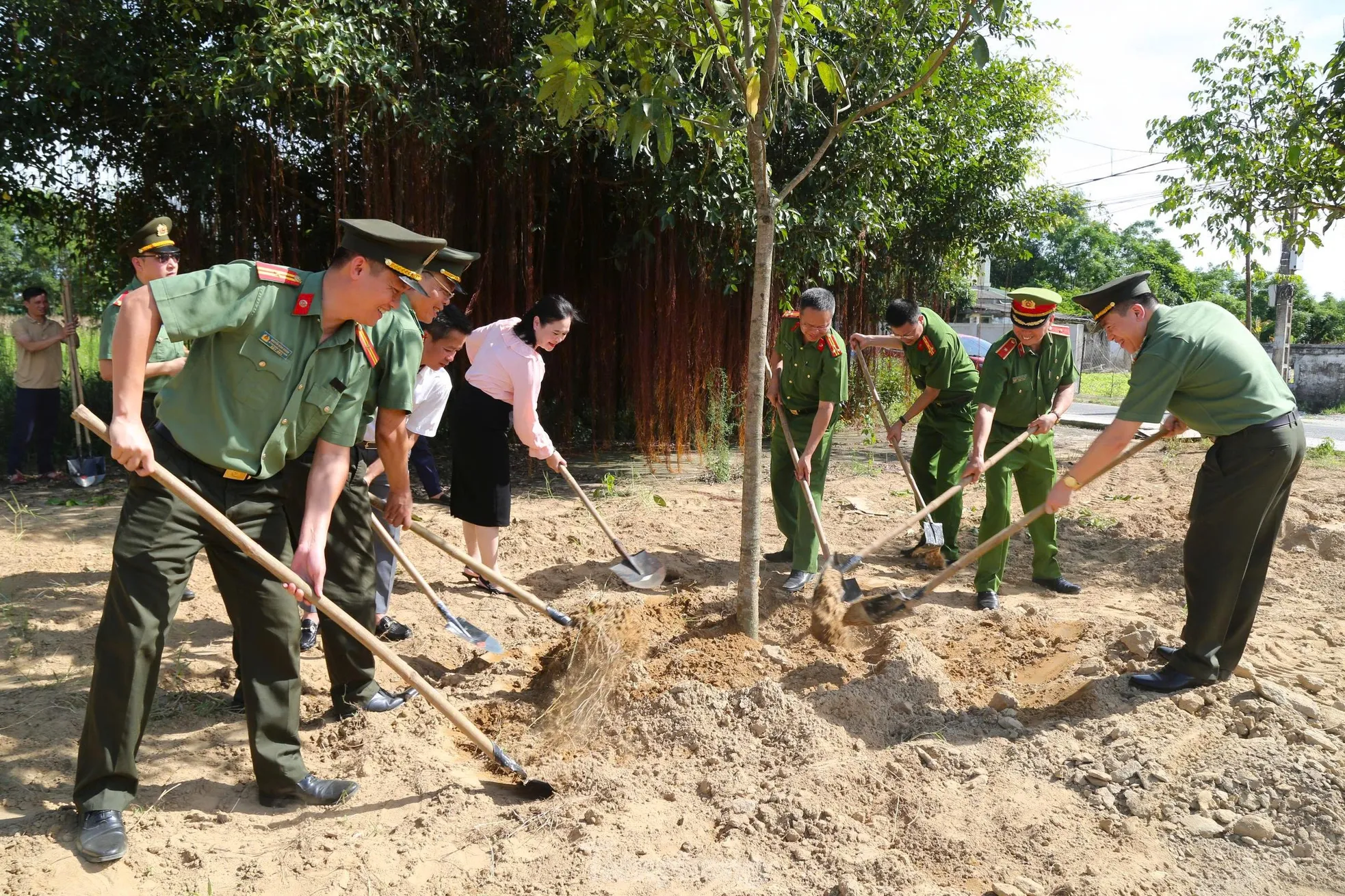 Hàng trăm cán bộ, chiến sĩ chung tay làm sạch bãi biển Cửa Lò ảnh 6