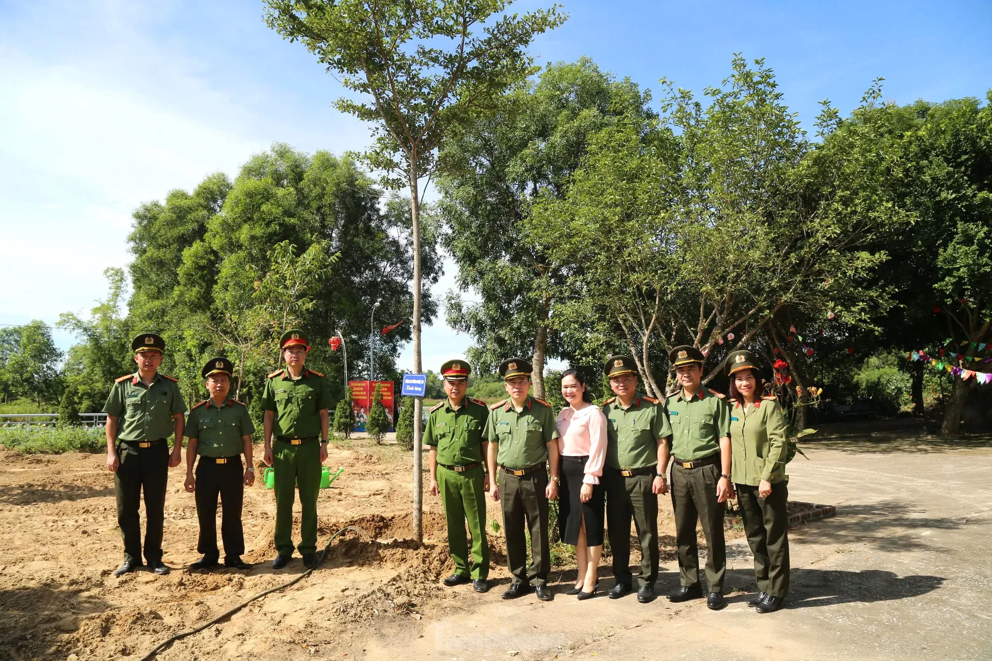Hàng trăm cán bộ, chiến sĩ chung tay làm sạch bãi biển Cửa Lò ảnh 7